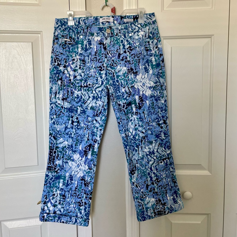 Nine West women’s Capri pants, blue white green spring colors, size 10 excellent